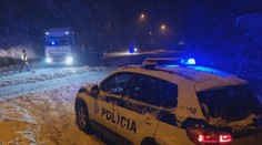 Donovaly potrápilo husté sneženie. Medzinárodnú spojnicu na niekoľko hodín uzavreli