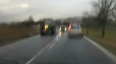 VIDEO: Cez plnú čiaru a v zákrute. Nepochopiteľný obiehací manéver sa skončil nehodou