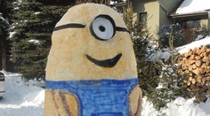 V Žarnovici obdivujú mimoňa. Má viac ako dva metre a je zo snehu