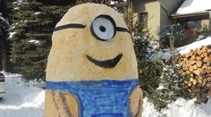 V Žarnovici obdivujú mimoňa. Má viac ako dva metre a je zo snehu