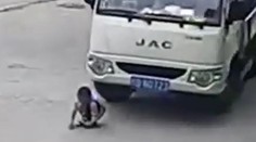 Vodič si nevšimol chlapca, ktorý sa hral na ceste. S nákladiakom mu prešiel po chrbte