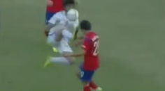 VIDEO: Futbalista predviedol prvotriedne kung-fu do súperovej hlavy