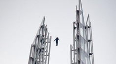 Svetoznámy iluzionista si urobil hanbu. Zabudol zamaskovať drôty, ktoré ho držali