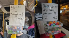 Vodič autobusu necháva cestujúcim odkazy. Jednoduchým gestom im dokáže zlepšiť deň