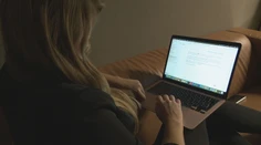 Slováci sa čoraz viac zdôverujú umelej inteligencii. Odborníci varujú, čo jej nikdy netreba prezradiť