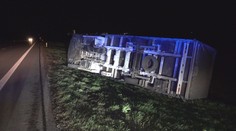 Počasie vyčíňalo aj v ďalších častiach východného Slovenska. Na Soroške strhlo kamióny