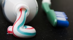 Zubná pasta z vlasov. Ľudia si môžu poškodenú sklovinu nahradiť inováciou v medicíne