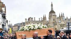 Svet sa rozlúčil s najuznávanejším teoretickým fyzikom svojej doby Stephenom Hawkingom