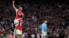 V šlágri kola sa tešil Arsenal, keď zdolal City. Liverpoolu nestačili na výhru dva góly Salaha