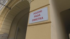 Voda v podkroví a opadávajúca omietka. Župný dom v Nitre sa doslova rúca turistom pred očami