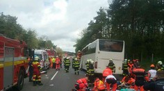 Rozsah zranení je alarmujúci, uviedol Palkovič. Dúfajú, že počet obetí po zrážke autobusu s kamiónom nenarastie