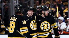 České šialenstvo v NHL. Zacha nastrieľal Rangers tri góly, Pastrňák so šiestimi asistenciami