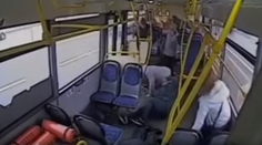 Hrozivá nehoda autobusu na kamere. Ženy katapultovalo zo sedadiel