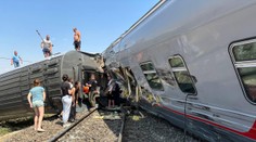 VIDEO: Nešťastie v Rusku. Po zrážke s kamiónom sa vykoľajil vlak, hlásia obete aj zranených