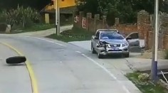 VIDEO: Číňan sa nestihol čudovať. Kotúľajúce sa kolesá mu z auta urobili vrak