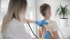 Dva prípady čierneho kašľa v bratislavskej škole. Zvýšený počet evidujú aj v najväčšej detskej nemocnici