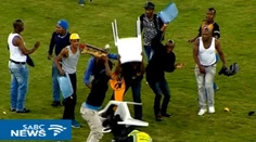 Besnenie na štadióne v Durbane: Opití chuligáni zničili všetko, čo nebolo z betónu