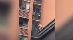 Video: Muž s dieťaťom na chrbte vyliezol z horiaceho bytu vo výškovom paneláku