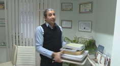Počas operácií sa fotil s pacientkami a odskakoval si na cigaretu. Falošného plastického chirurga poslal súd za mreže
