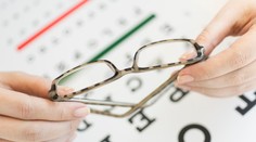 Na trh s liekmi prichádza revolučná novinka. Očné kvapky by mohli nahradiť okuliare