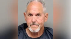 Nechcelo sa mu kričať, tak vytiahol zbraň. Muž z Texasu postrelil vnuka, keď sa chcel prihovoriť svadobčanom