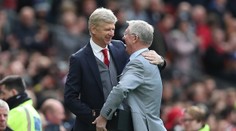 Wenger dostal darček od najväčších rivalov. Takto si ho uctili Ferguson s Mourinhom