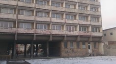 Tragédia na Kysuciach: Študent vypadol z balkóna na internáte!