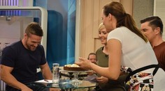 Domáce klobásky s údeným syrom, domácim chrenom a chlebové placky