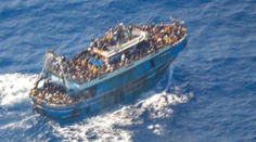 Pri Grécku sa prevrátila loď s migrantami. Na palube mohlo byť až 750 ľudí, záchranári sa obávajú stoviek obetí