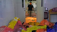 Obrovský požiar v preplnenom bloku väznice, desiatky mužov uhorelo v spánku