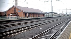 Na rýchliku pri Trnave sa počas jazdy otvorili dvere, mladý muž vypadol a zahynul. Hovorca ZSSK naznačil príčinu tragédie