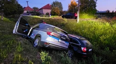 Opitý vodič unikal hliadke. Naháňačka sa skončila prevráteným policajným autom