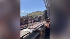FOTO: Tradičné pečivo spustilo uprostred hôr hotové šialenstvo. Na pochúťku turisti čakajú hodiny