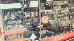 Lupič so zbraňou vtrhol do záložne v Petržalke. O pár sekúnd sklamaný odišiel