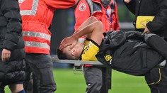 VIDEO: Pre obrancu Dortmundu sa zápas Ligy majstrov skončil nešťastným zranením. Museli ho odniesť na nosidlách