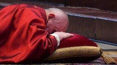 Pápež sa poležiačky pomodlil na pamiatku Kristovho umučenia