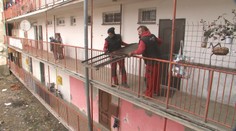 Demolačná čata na rómskom sídlisku v Prešove: Nelegálne prerábky museli ísť preč