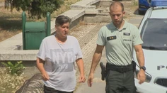 Po narodeninách do policajnej cely. Opitá žena v požičanom aute ničila, čo jej stálo v ceste