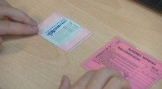 Vydávanie vodičákov nie je ohrozené. Staré ružové si ešte stále nevymenili tisícky šoférov