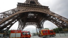 Muž, ktorý chcel skočiť z Eiffelovej veže, sa podrobí vyšetreniu na psychiatrii