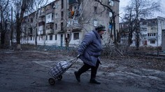 Rusi znova ostreľovali ukrajinský Kupiansk. Úplne zničili školu, uprostred veľkej budovy je diera