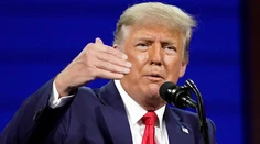 Trump sa posťažoval na FBI: Bránia mi vstúpiť do domu, zrejme sa snažia podstrčiť dôkazy