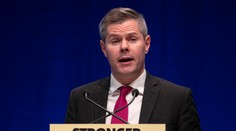 Minister flirtoval s maloletým chlapcom cez internet. Pre škandál odstúpil