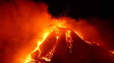 Sicílska sopka Etna chrlí lávu. Obyvateľov varovali pred únikom sopečného popola