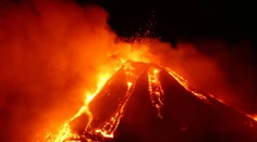 Sicílska sopka Etna chrlí lávu. Obyvateľov varovali pred únikom sopečného popola