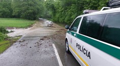 Zatopené cesty, silný vietor aj nehody. Zlé počasie poriadne trápi Slovákov