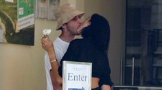 Vášnivé bozky na verejnosti: Tejto speváčke zjavne publikum neprekáža