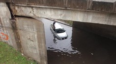 Dramatické fotografie zo Žiliny. Vodič uviazol v zaplavenom aute