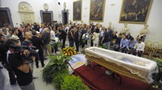 Telo herca Buda Spencera vystavili v otvorenej rakve