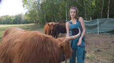 Za volantom traktora a aj pred fotoaparátom. Šárka zvláda prácu farmárky aj modelky naraz